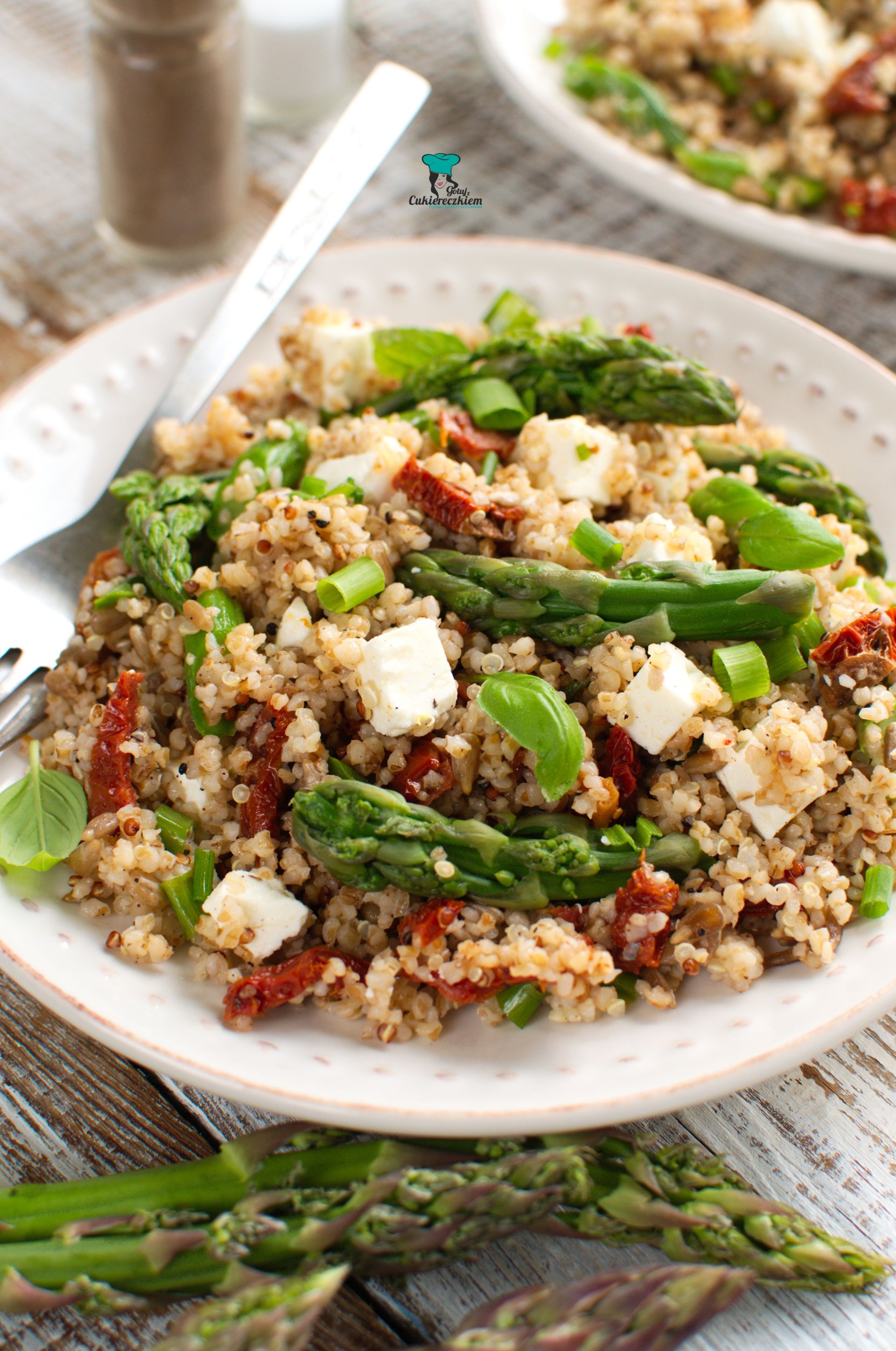 Sałatka z quinoa, szparagami, suszonymi pomidorami i fetą