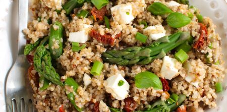 Sałatka z quinoa, szparagami, suszonymi pomidorami i fetą