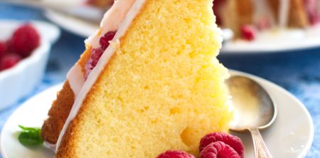 Babka cytrynowa z malinami w lukrze