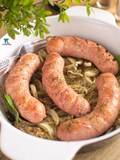 Biała kiełbasa pieczona z cebulą i majerankiem