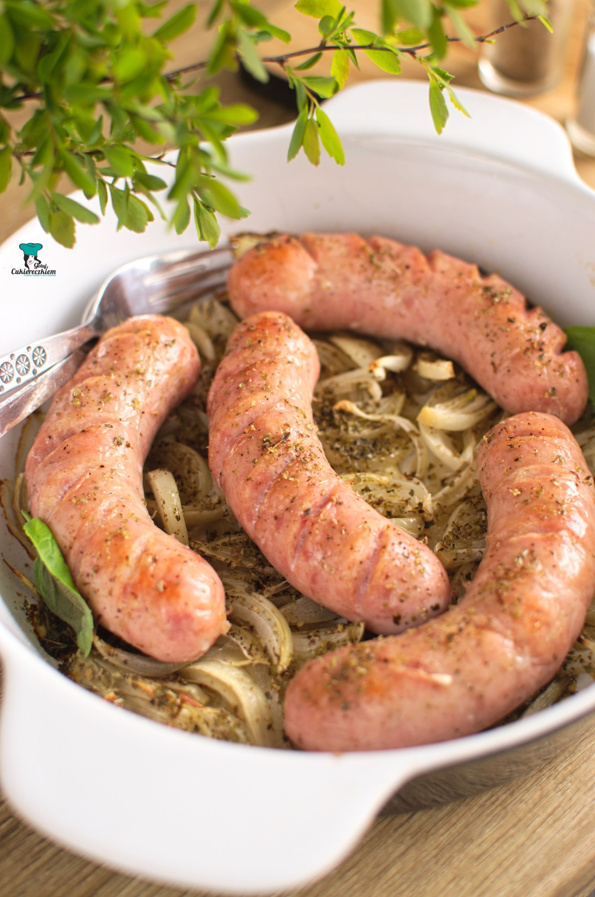 Biała kiełbasa pieczona z cebulą i majerankiem
