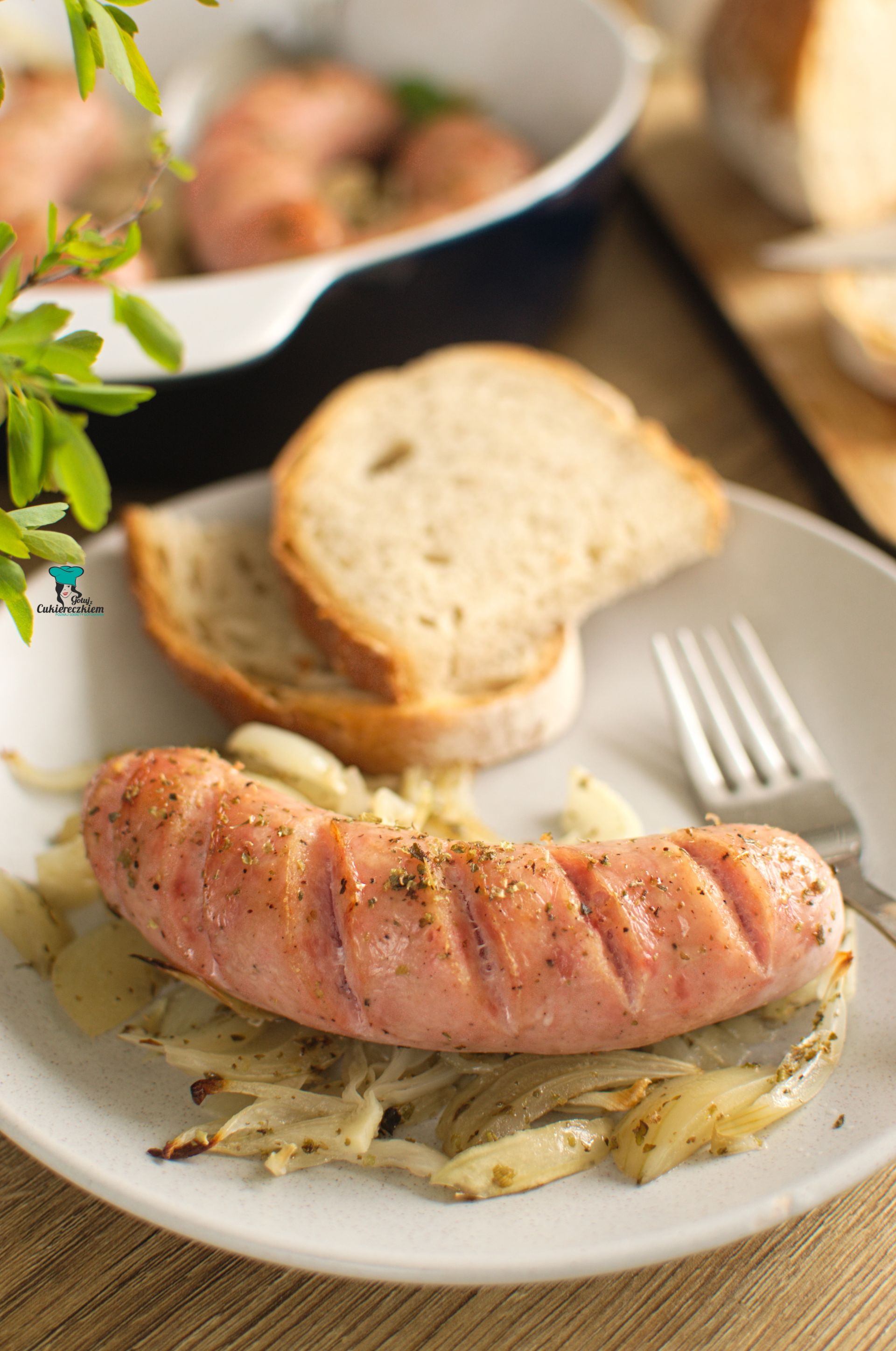 Biała kiełbasa pieczona z cebulą i majerankiem