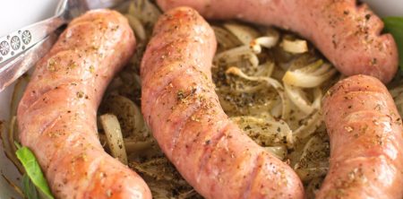 Biała kiełbasa pieczona z cebulą i majerankiem
