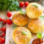Sałatka z quinoa, szparagami, suszonymi pomidorami i fetą