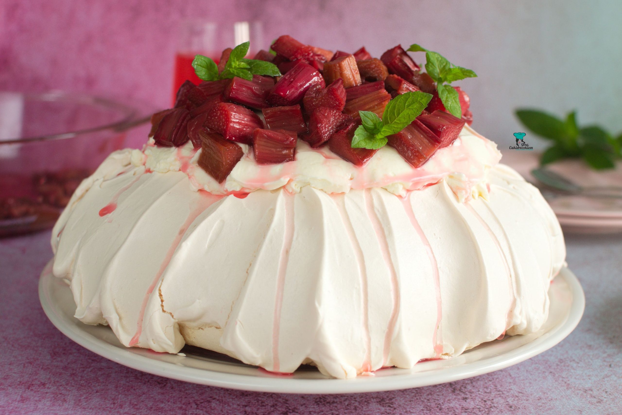 Pavlova z pieczonym rabarbarem