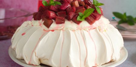 Pavlova z pieczonym rabarbarem