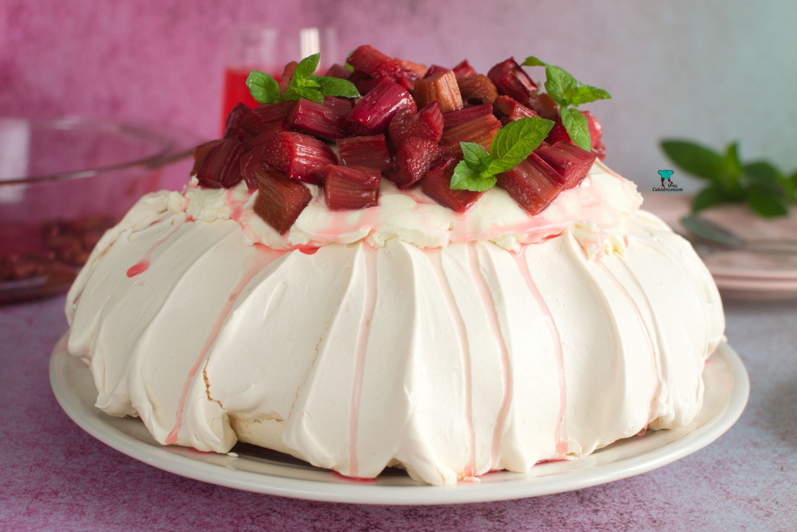 Beza Pavlova z pieczonym rabarbarem