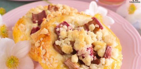 Drożdżówki z rabarbarem i kruszonką