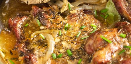 Karkówka pieczona w plastrach po kreolsku