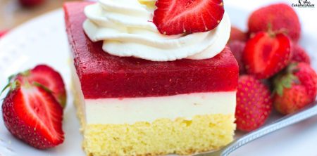 Biszkopt z musem truskawkowym