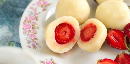 Knedle z kaszy manny z truskawkami