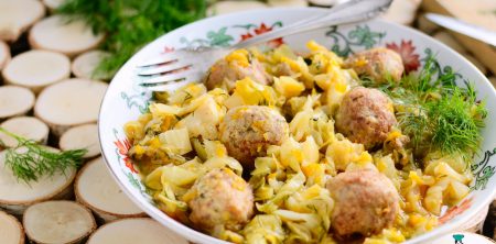 Pulpeciki duszone w młodej kapuście