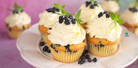 Babeczki z jagodami i kremem maślanym z mlekiem skondensowanym