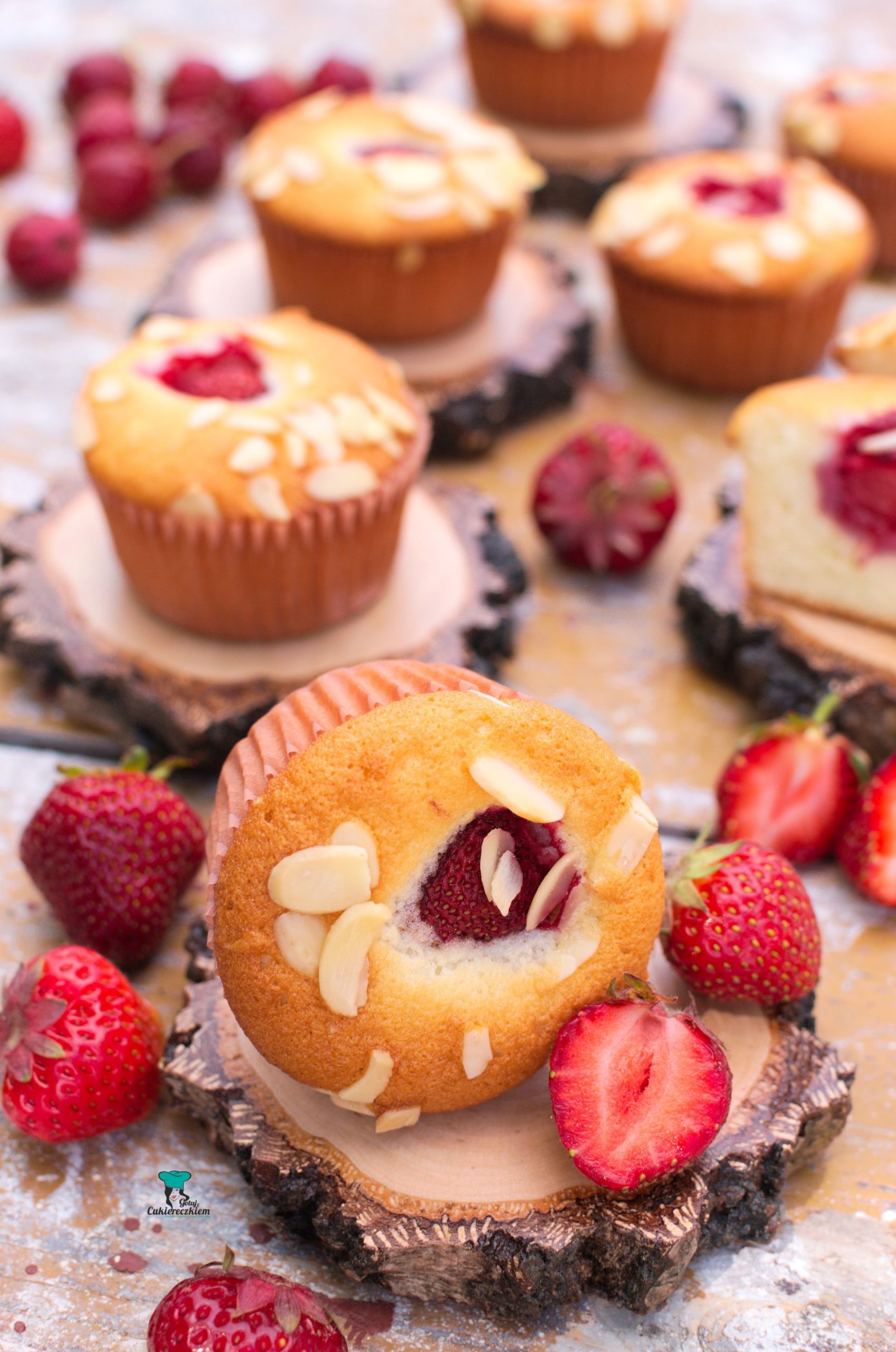 Muffinki na samych białkach z truskawką