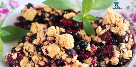 Jagody i maliny zapiekane pod owsianą kruszonką z masłem orzechowym