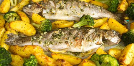 Pstrąg pieczony z ziemniakami i brokułem