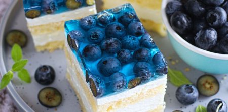 Biszkopt z bitą śmietaną i borówkami