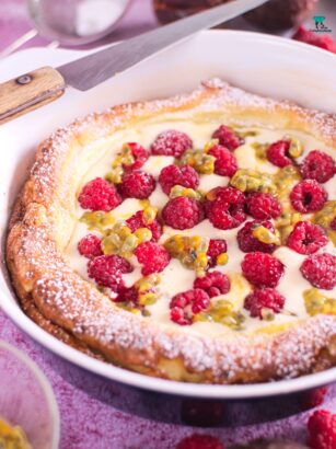 Dutch baby z malinami i marakują