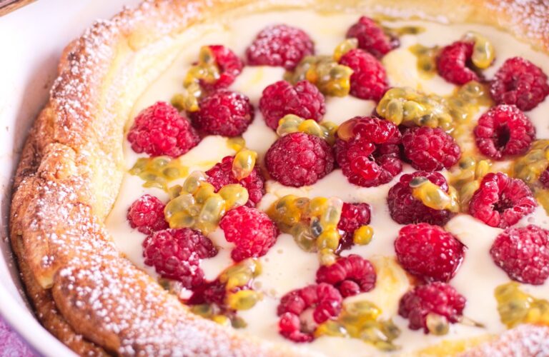 Dutch baby z malinami i marakują