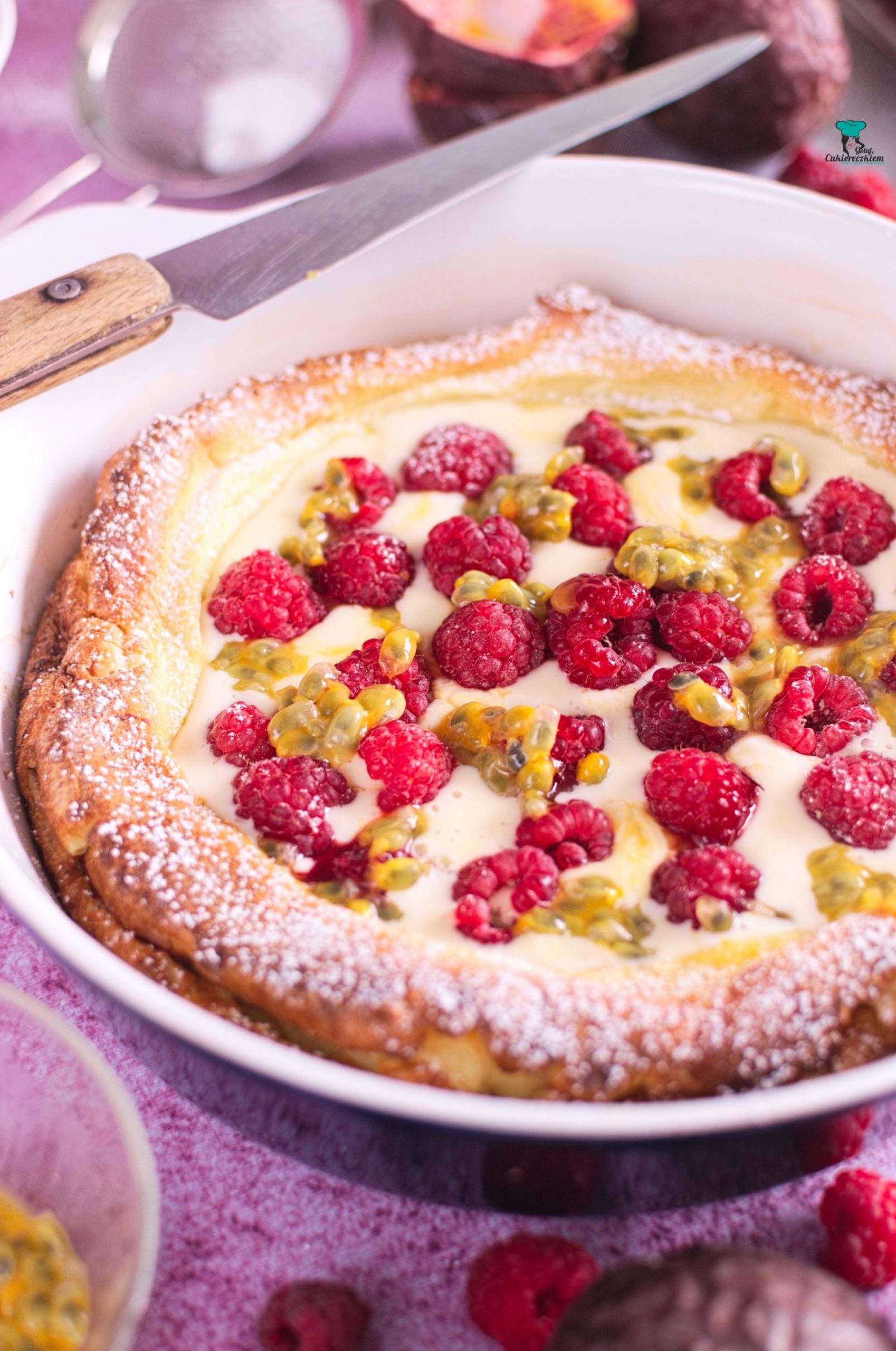 Dutch baby z malinami i marakują