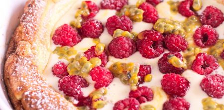 Dutch baby z malinami i marakują