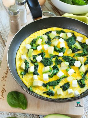 Omlet ze szpinakiem, awokado i fetą