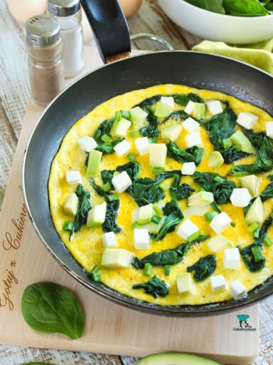 Omlet ze szpinakiem, awokado i fetą