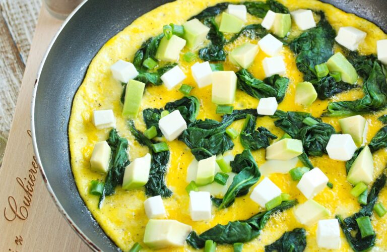 Omlet ze szpinakiem, awokado i fetą
