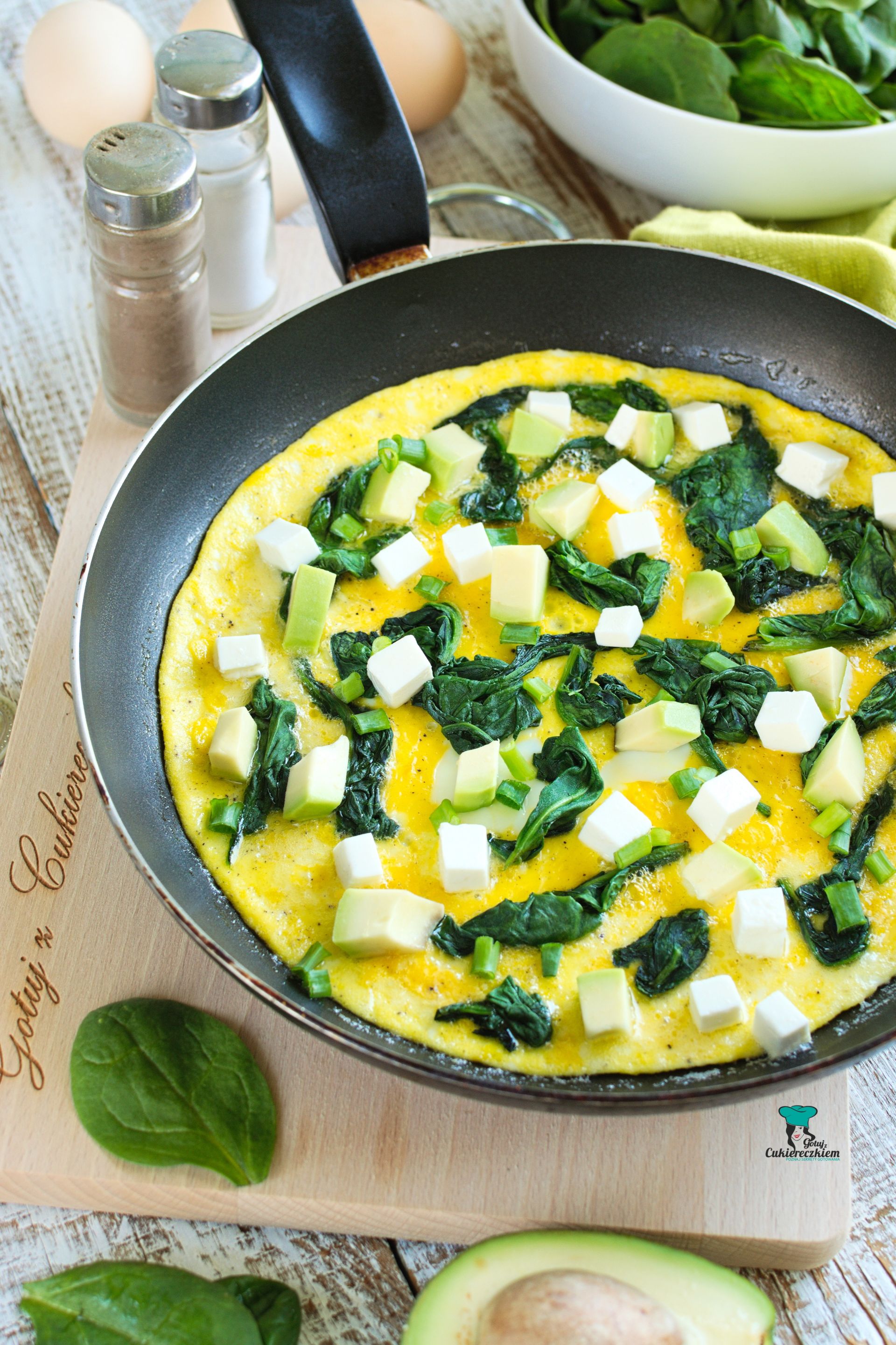 Omlet ze szpinakiem, awokado i fetą