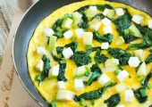 Omlet ze szpinakiem, awokado i fetą