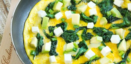 Omlet ze szpinakiem, awokado i fetą