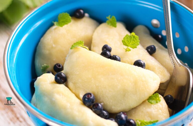 Pierożki serowe z jagodami
