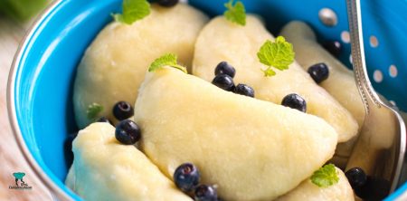 Pierogi serowe z jagodami