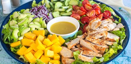 Sałatka z kurczakiem, mango i awokado