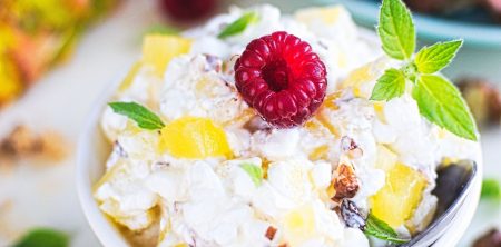 Serek wiejski z ananasem i orzechami