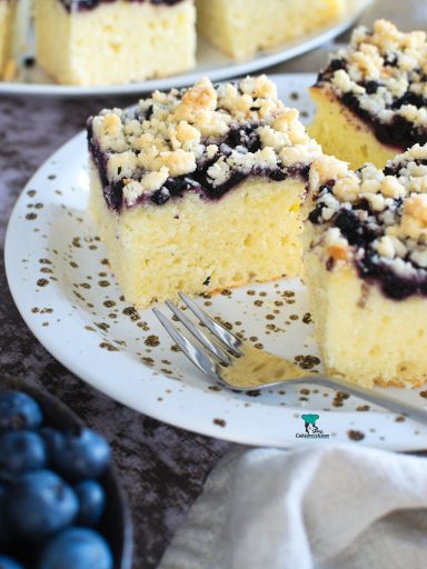 Ciasto na maślance z jagodami i kruszonką