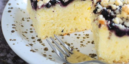 Ciasto na maślance z jagodami i kruszonką