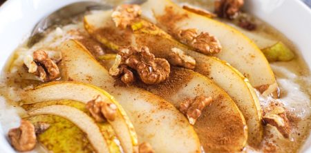 Owsianka z jogurtem, gruszką i orzechami