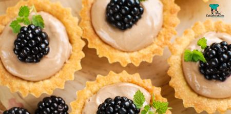 Tartaletki z musem z mlecznej czekolady i jeżynami