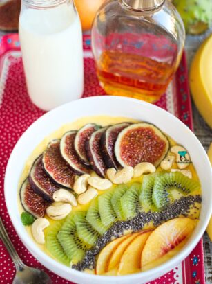 Egzotyczna miseczka koktajlowa (smoothie bowl)