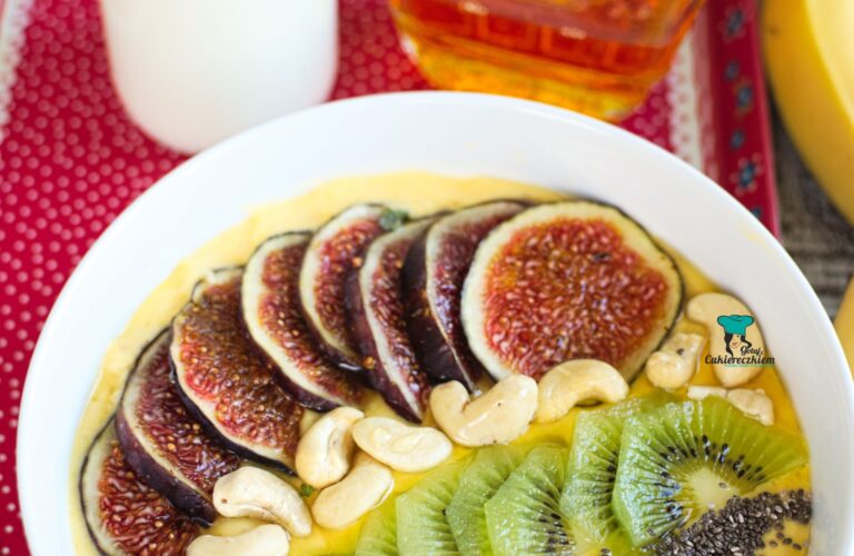 Egzotyczna miseczka koktajlowa (smoothie bowl)