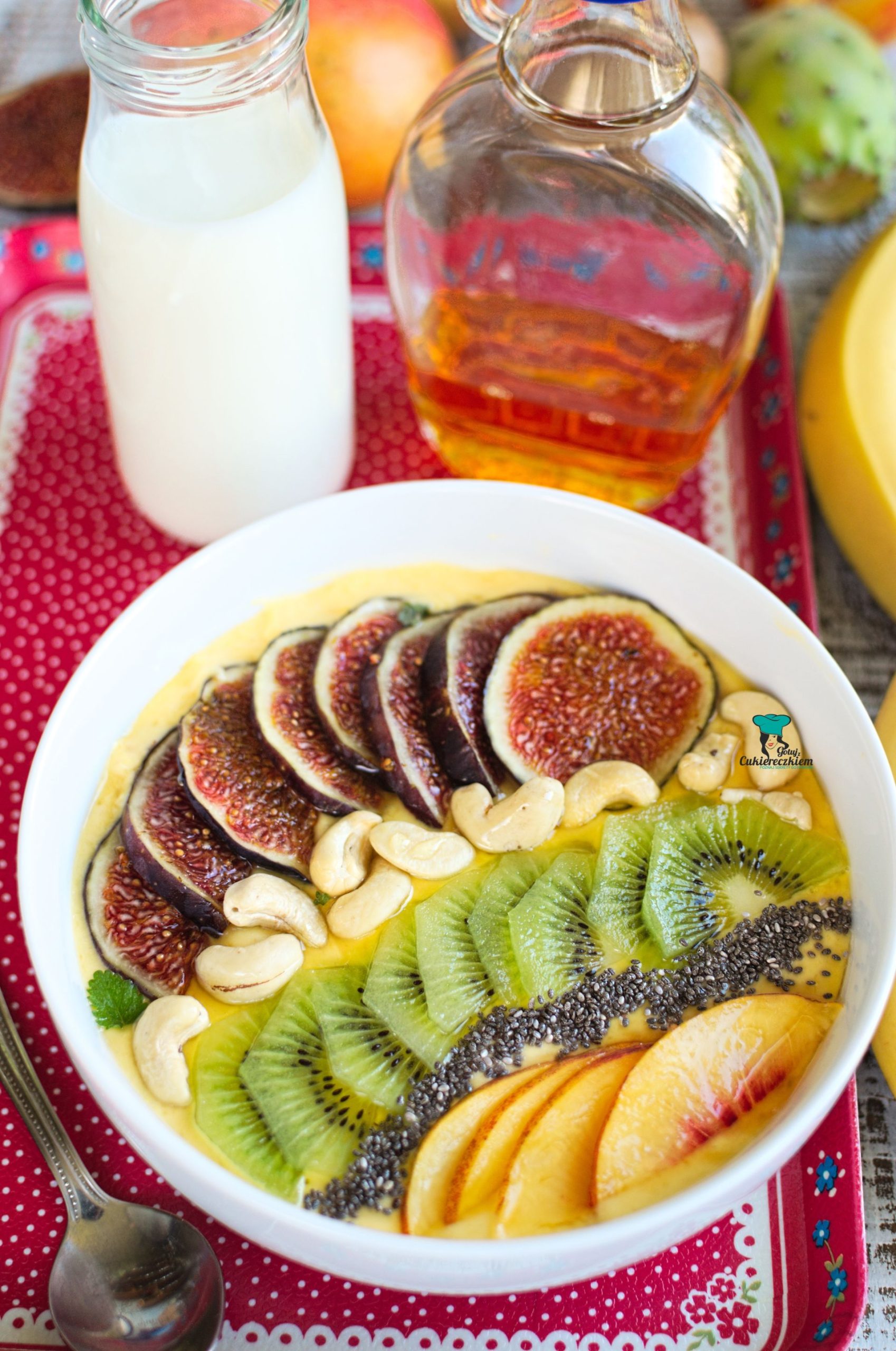 Egzotyczna miseczka koktajlowa (smoothie bowl)