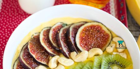 Egzotyczna miseczka koktajlowa (smoothie bowl)