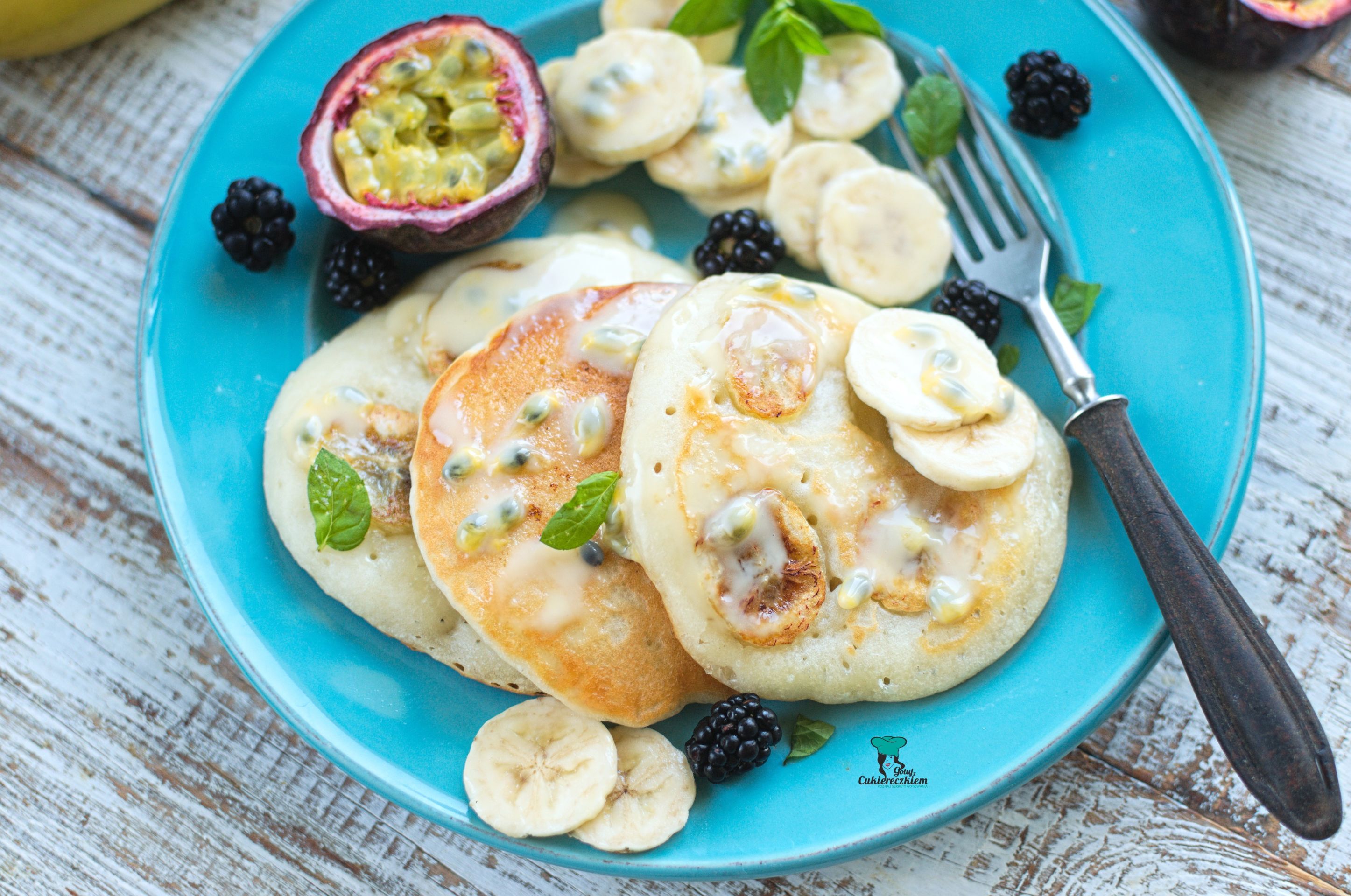 Wegańskie placki kokosowe z bananem i marakują