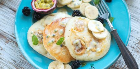 Wegańskie placki kokosowe z bananem i marakują