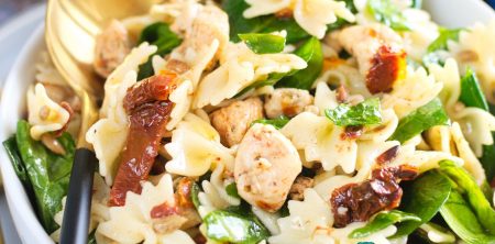 Sałatka makaronowa z suszonymi pomidorami i szpinakiem