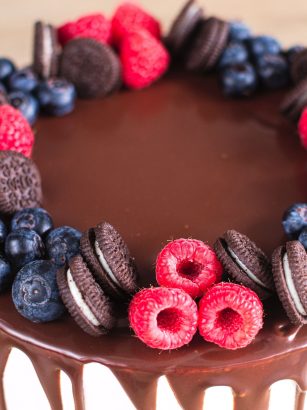 Tort oreo-jagoda z dripem