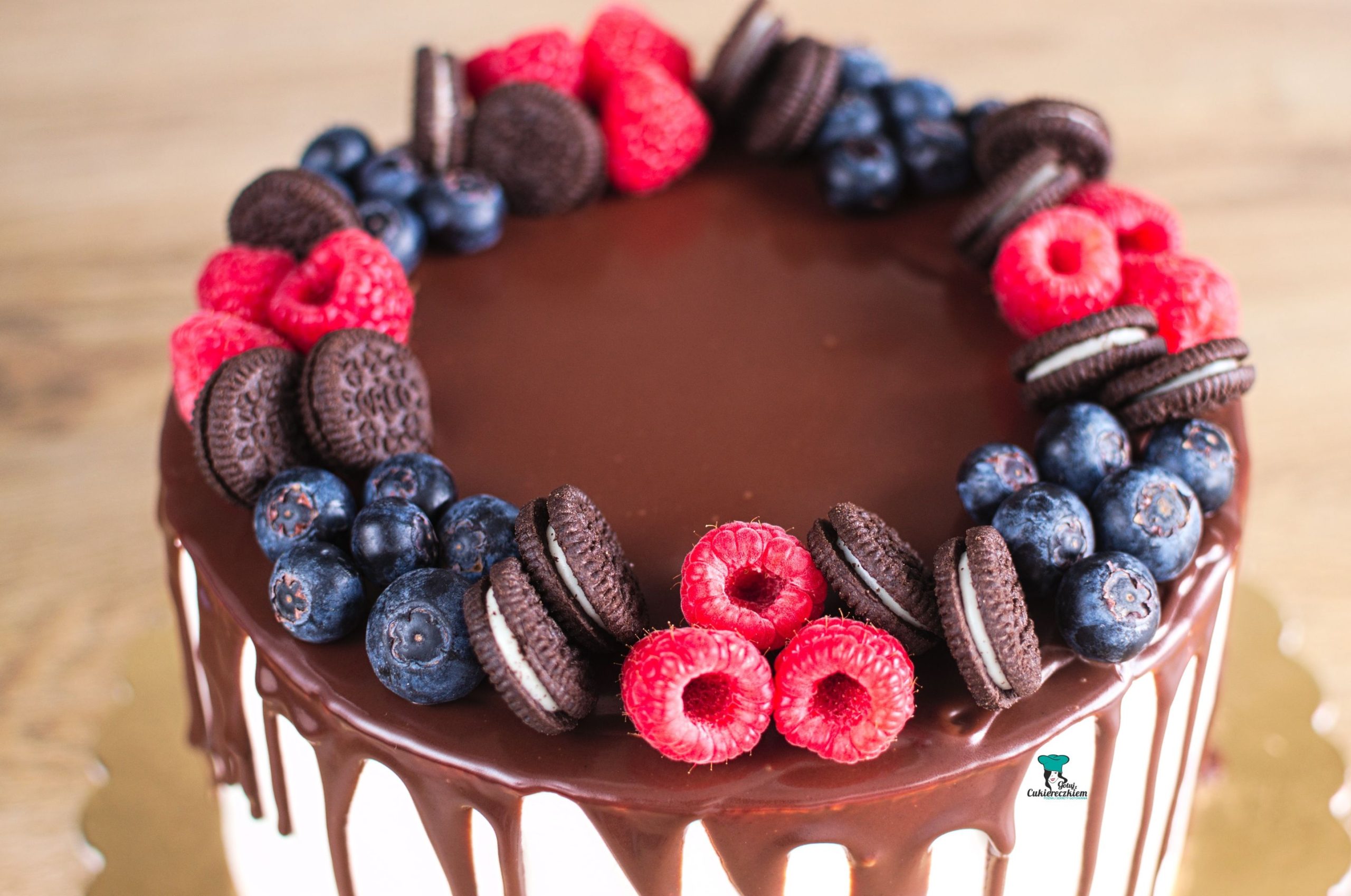 Tort oreo-jagoda z dripem