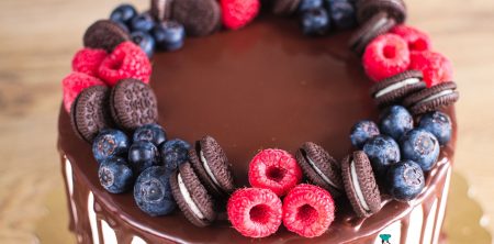 Tort oreo-jagoda z dripem