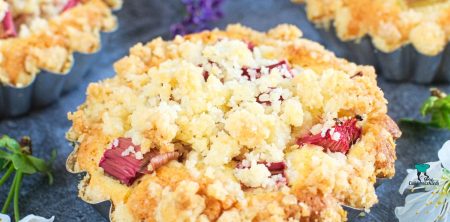 Babeczki z rabarbarem i kruszonką